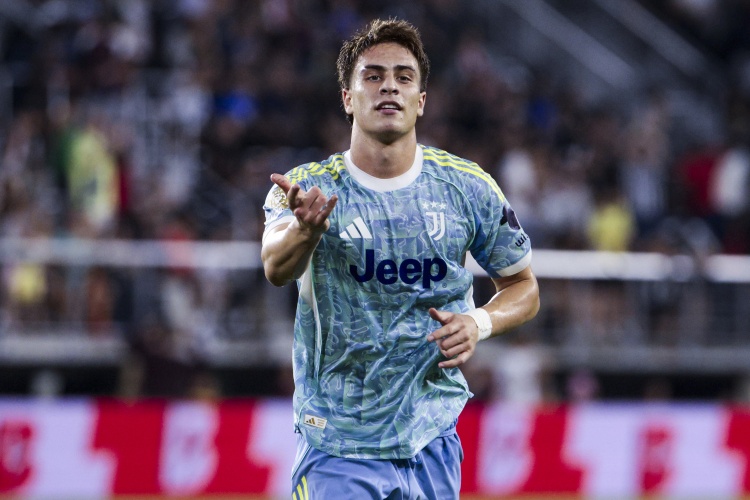 尽管枪手蓝, 他的英超球, 伊尔迪兹团 尽管枪手蓝, 他的英超球, 伊尔迪兹团