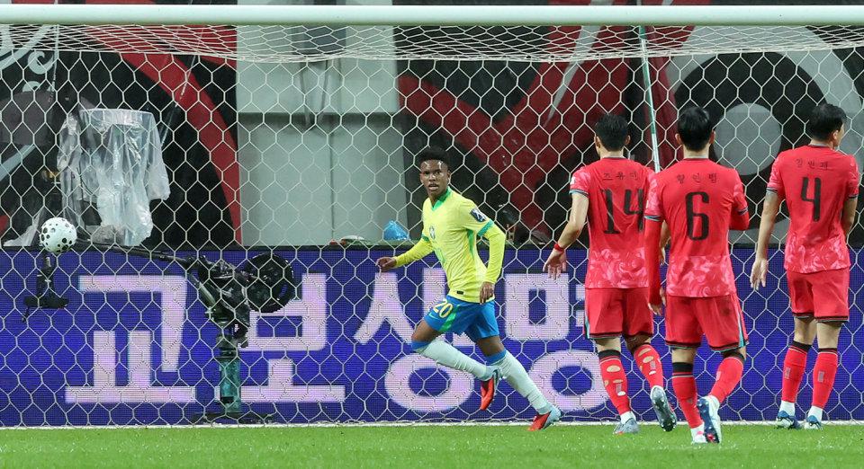 X新闻记者, 在主场